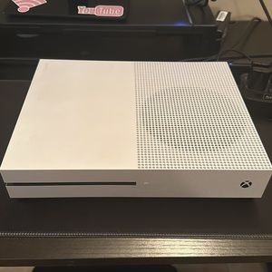 Xbox One S White - great condition -make me offers
